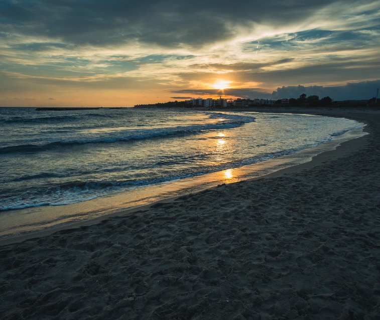 Vista panorámica de Vilanova i la Geltrú con una selección de casas y apartamentos disponibles a la venta y alquiler, gestionados por las mejores inmobiliarias locales.